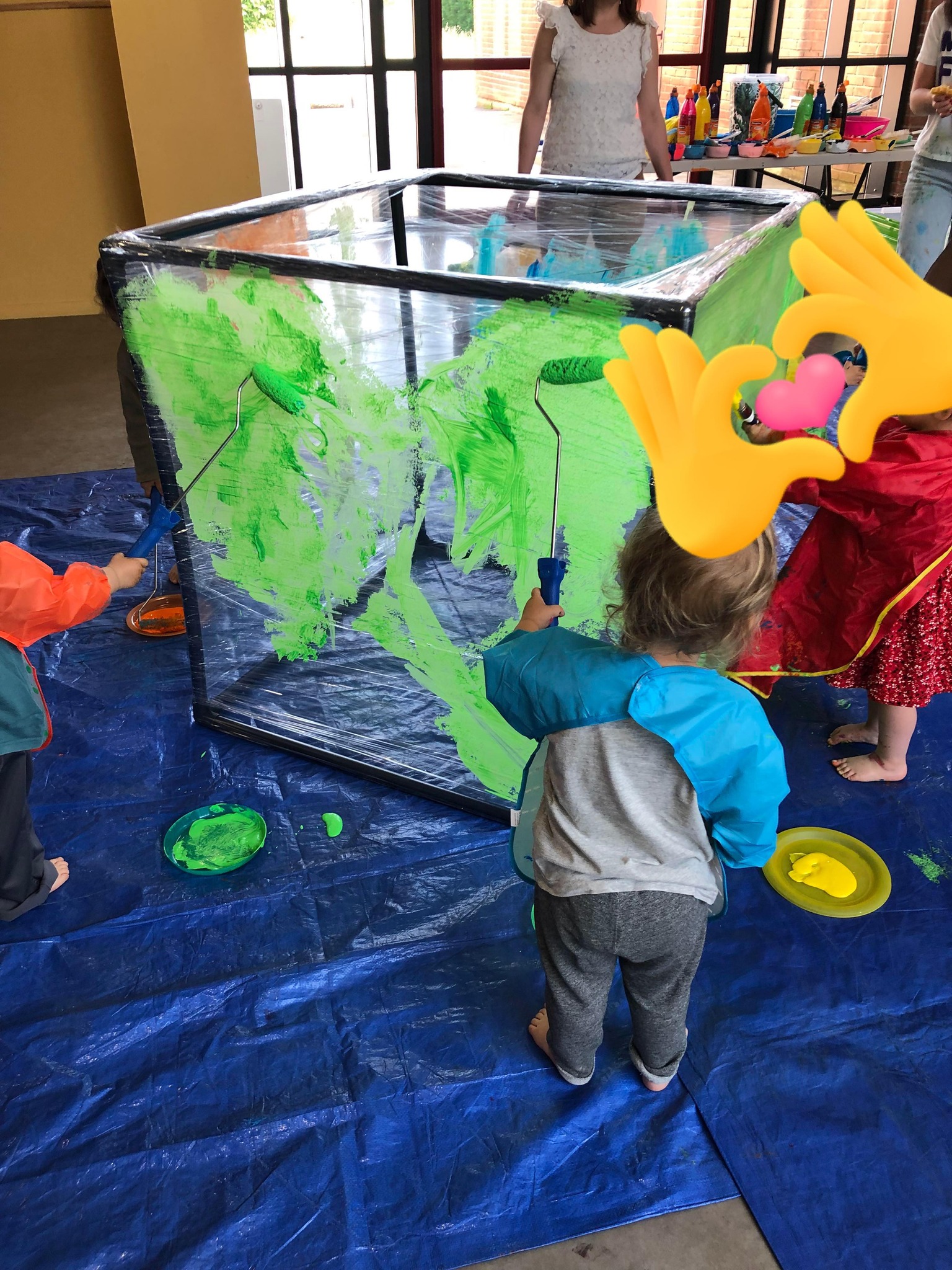 photo d'enfants en train de faire de la peinture